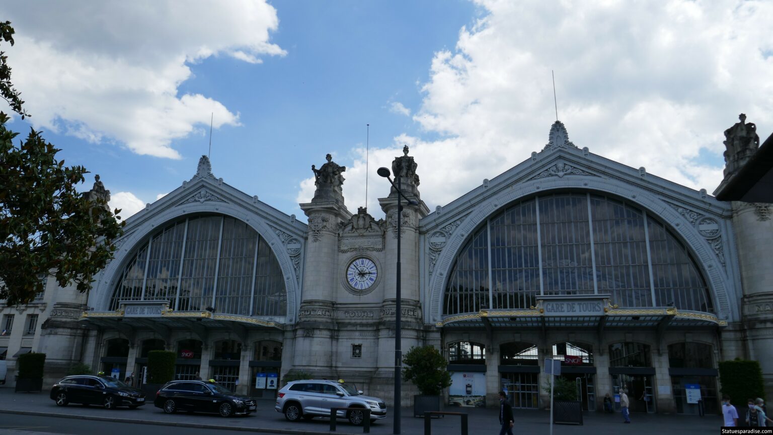 Statues of Tours train station Statues de la gare de Tours Gare de Tours Place du Général