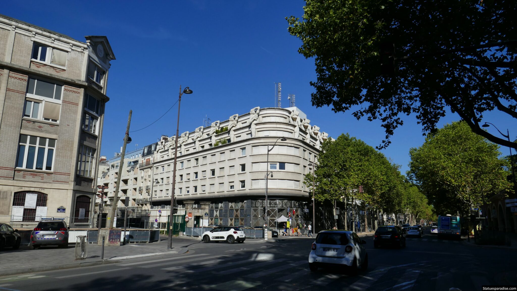 Statues of the 12th district police station Statues du Commissariat