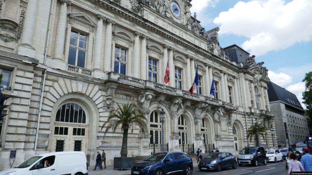 Statues of the town hall of Tours – Statues de la mairie de Tours ...